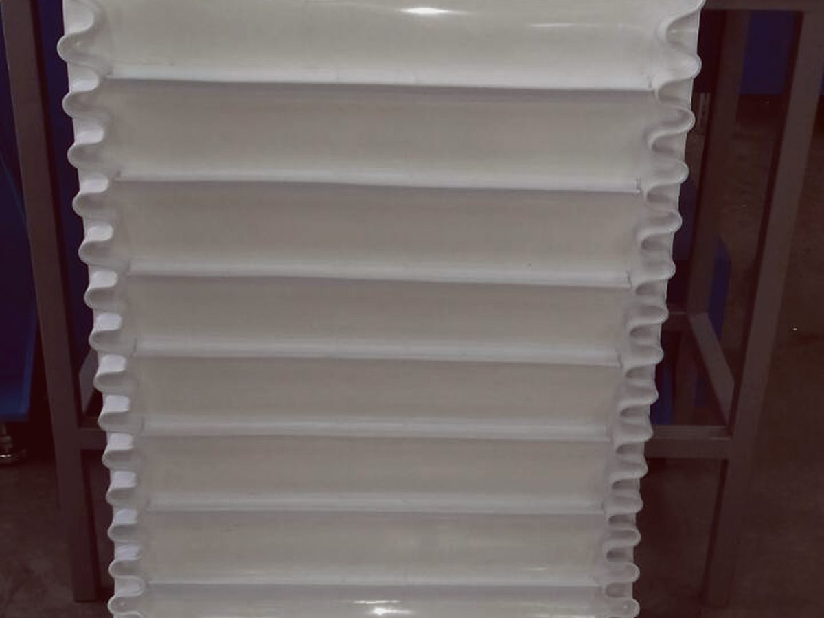 Bela PVC transportna traka sa harmonikastim stranama